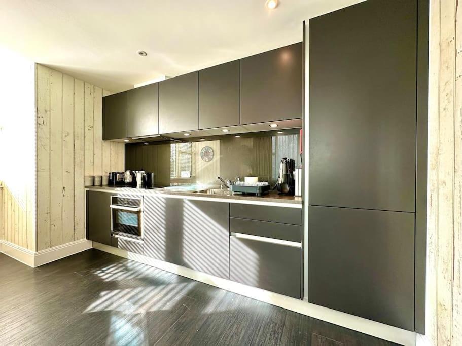 Designer Apartment Inc Free Parking & Fast Wifi 1 Minute Walk To Poole Quay - Great Location - Free Parking - Fast Wifi - Smart Tv - Newly Decorated - Sleeps Up To 2! Close To Poole & Bournemouth & Sandbanks Exteriér fotografie