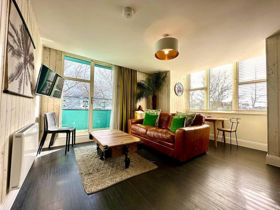 Designer Apartment Inc Free Parking & Fast Wifi 1 Minute Walk To Poole Quay - Great Location - Free Parking - Fast Wifi - Smart Tv - Newly Decorated - Sleeps Up To 2! Close To Poole & Bournemouth & Sandbanks Exteriér fotografie