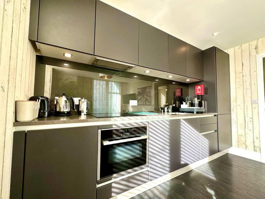 Designer Apartment Inc Free Parking & Fast Wifi 1 Minute Walk To Poole Quay - Great Location - Free Parking - Fast Wifi - Smart Tv - Newly Decorated - Sleeps Up To 2! Close To Poole & Bournemouth & Sandbanks Exteriér fotografie
